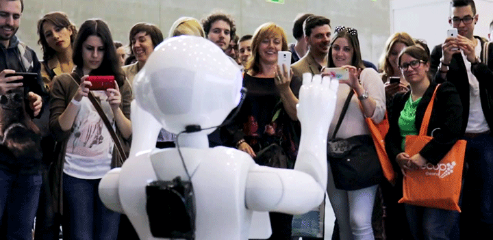 Robot Pepper maestro de ceremonias en evento