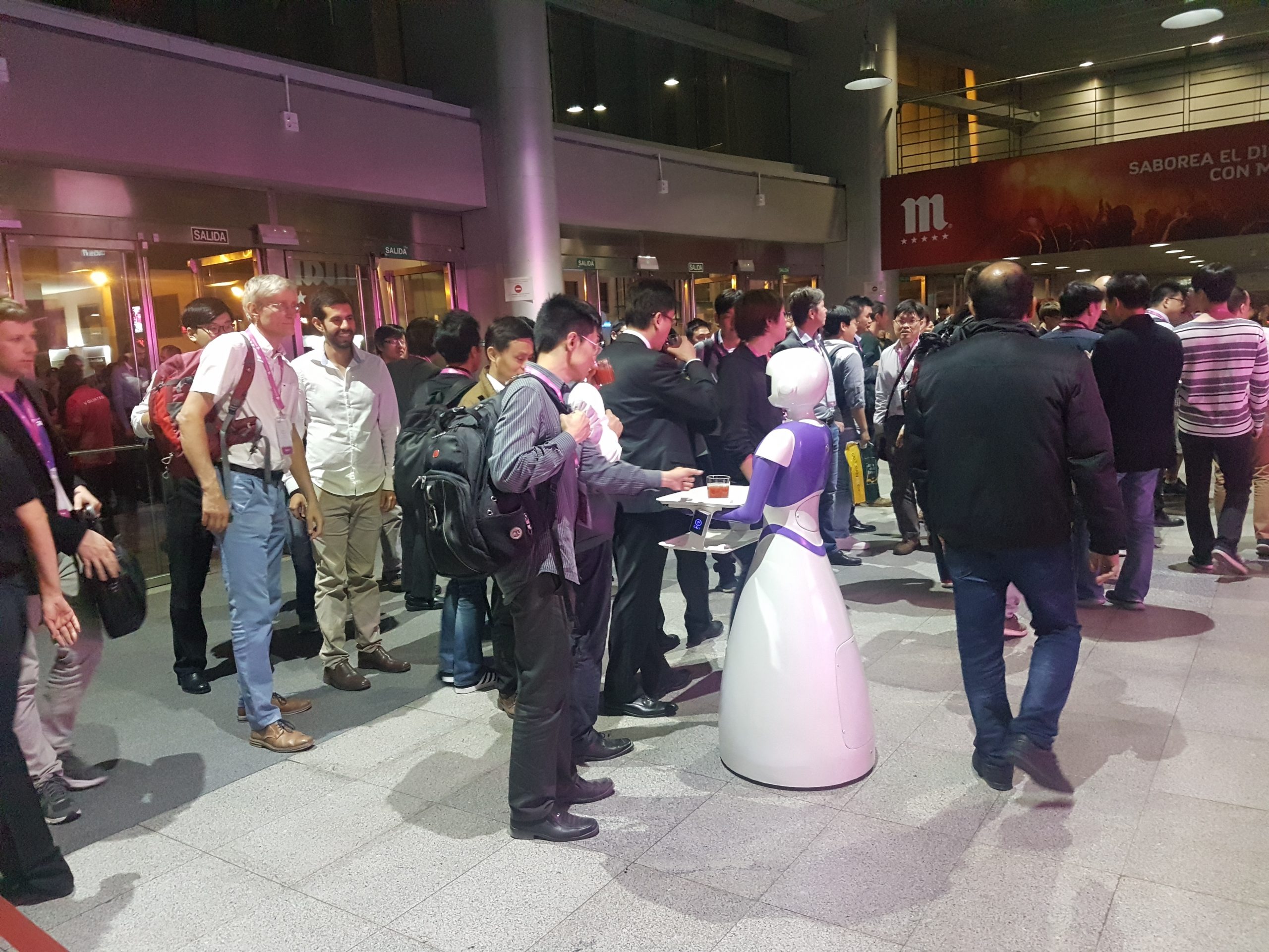 Robot camarero en un evento organizado por Futura VIVE.