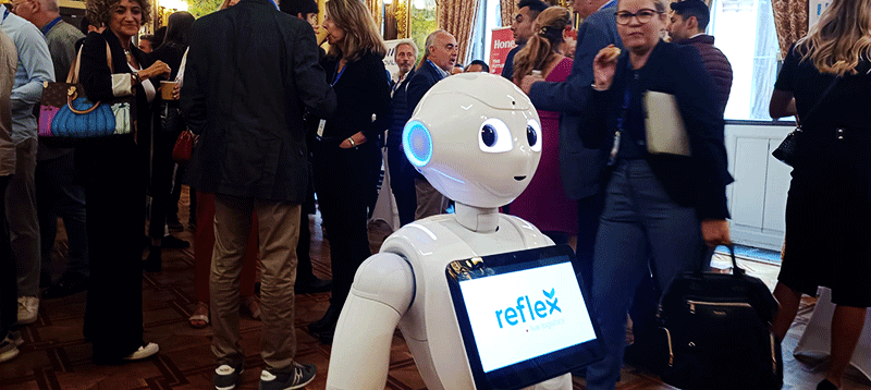 Robot Pepper en evento Palacio Santoña reflex